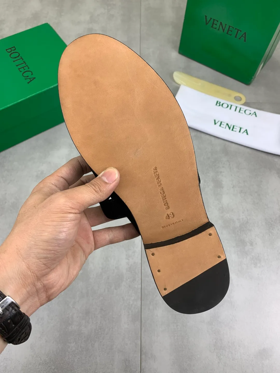 Men's shoes 💰P800 [New model] (genuine leather outsole) water-dyed cow lining 💰High-quality business couple half-slip leather shoes 💎💎💎 BOTTEGA VENETA official website synchronizes the latest top version of BV in the market, accepts material comparison, shoe type comparison, process comparison, practical and textured, versatile and suitable for any occasion, the more you look at it, the more flavorful it becomes. Purely hand-knitted craftsmanship - Upper material, calfskin imported from Italy 🇮🇹 - High-quality water-dyed cowhide lining - Original private model customized leather outsole -Size: Female 35-39 (40 ordered) Male 39-44 (38 45 can be customized) Color: Multiple colors available